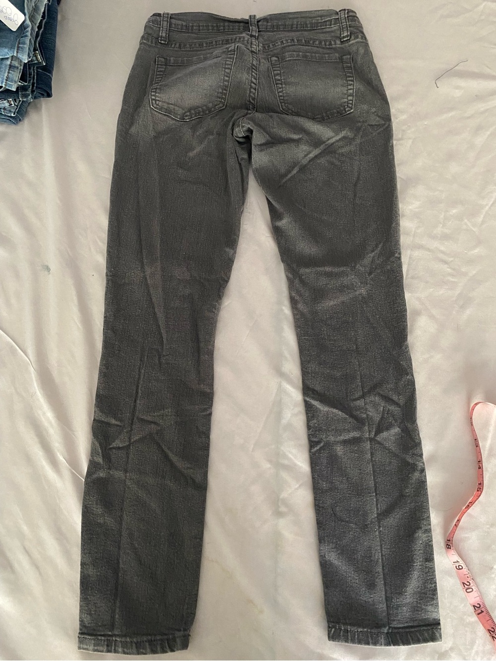Forever 21 Grey Skinny Jeans Women’s Size 26 Mid Rise Stretch Denim - Picture 4 of 10